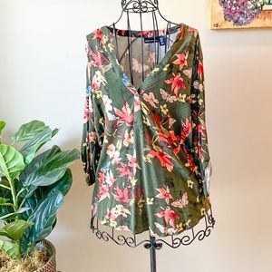 Jones New York V-Neck Shirt